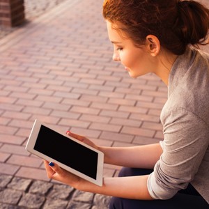 Kvinne leser på ipad
