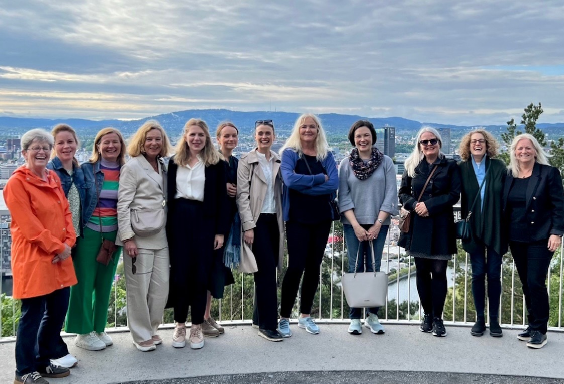 Det ble også tid for noen utflukter i det flotte Oslo været. Fra venstre: Karlein MG Schreurs (University of Twente), Katrine Bostrøm (DIG), Cecilie Varsi (DIG og Universitetet i Sørøst-Norge), Hilde Eide (DIG og Universitetet i Sørøst-Norge), Christine Rygg (DIG), Elise Flakk Nordang (DIG), Hanne Stavenes Støle (tidligere DIG – nå Folkehelseinstituttet), Elin Bolle Strand (DIG), Karen E. Weiss (Mayo Clinic, Rochester, Minnesota, USA), Elin Børøsund (DIG), Lori B. Waxenberg (University of Florida), Lise Solberg Nes (DIG).