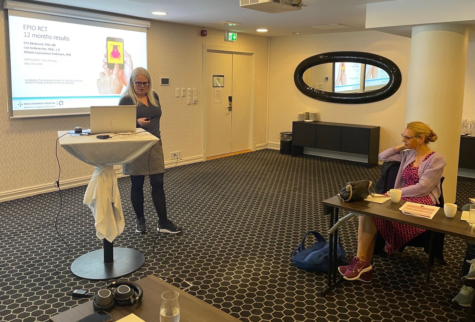 Seniorforsker og seksjonsleder, Elin Børøsund sammen med statistiker og professor Milada Cvancarova Småstuen.