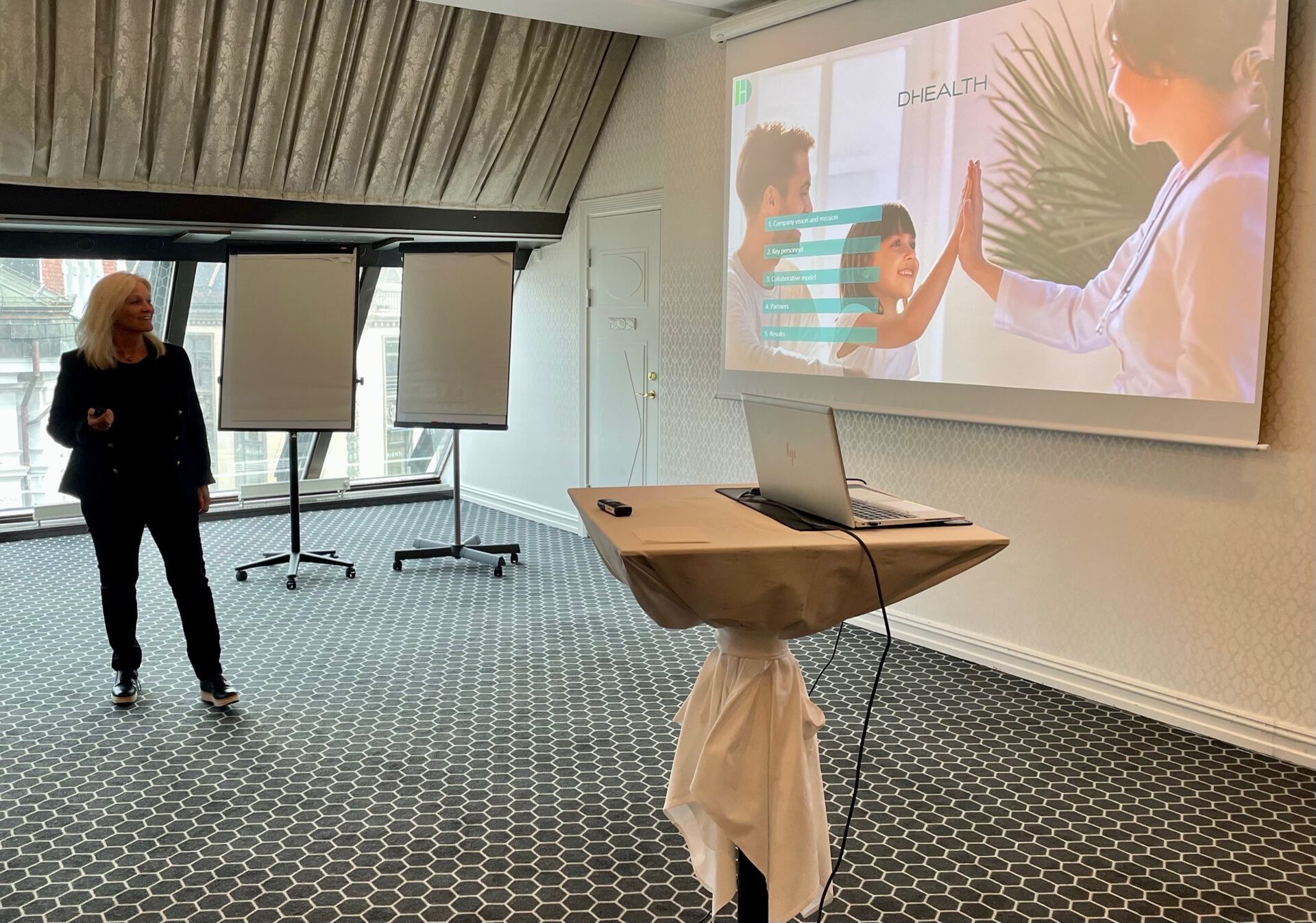 Lise Solberg Nes med presentasjon om kommersialisering og dHealth. 