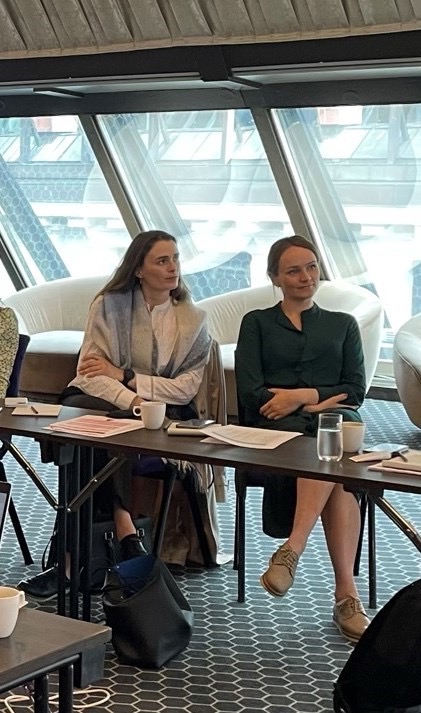 Hanne Stavenes Støle, tidligere prosjektadministrator i EPIO-prosjektet (nå rådgiver ved Folkehelseinstituttet) og Elise Flakk Nordang, seksjonsleder i innholdsredaksjonen ved DIG, følger nøye med på presentasjon av 12 måneders resultater fra EPIO RCT.