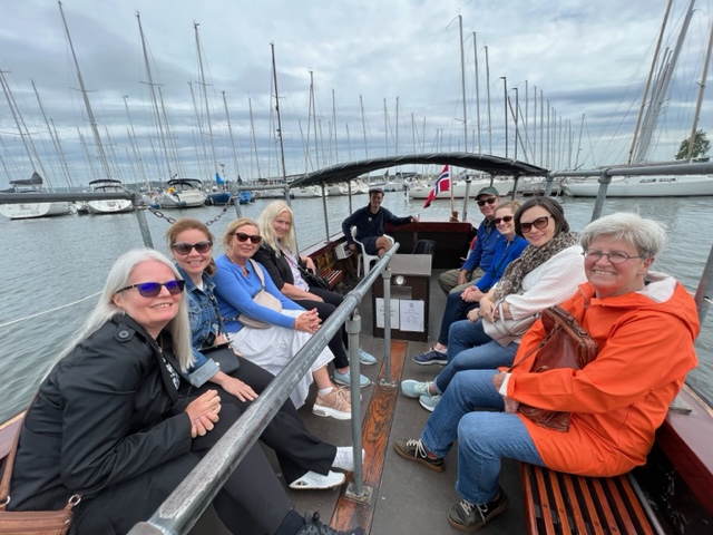 Fra venstre: Elin Børøsund (DIG), Katrine Bostrøm (DIG), Hilde Eide (DIG og universitetet i Sørøst-Norge), Elin Bolle Strand (DIG), kapteinen, Rick Davis (University of Florida), Lori B. Waxenberg (University of Florida), Karen E. Weiss (Mayo Clinic, Rochester, Minnesota), og Karlein MG Schreurs (University of Twente, Nederland).