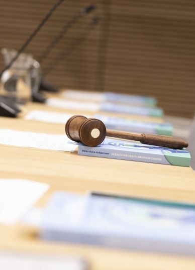 En illustrasjon av avhandlingen i bokformat liggende på et bord